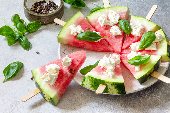 Yaz aylarında beslenmenin değişmez ikilisi karpuz-peynir...